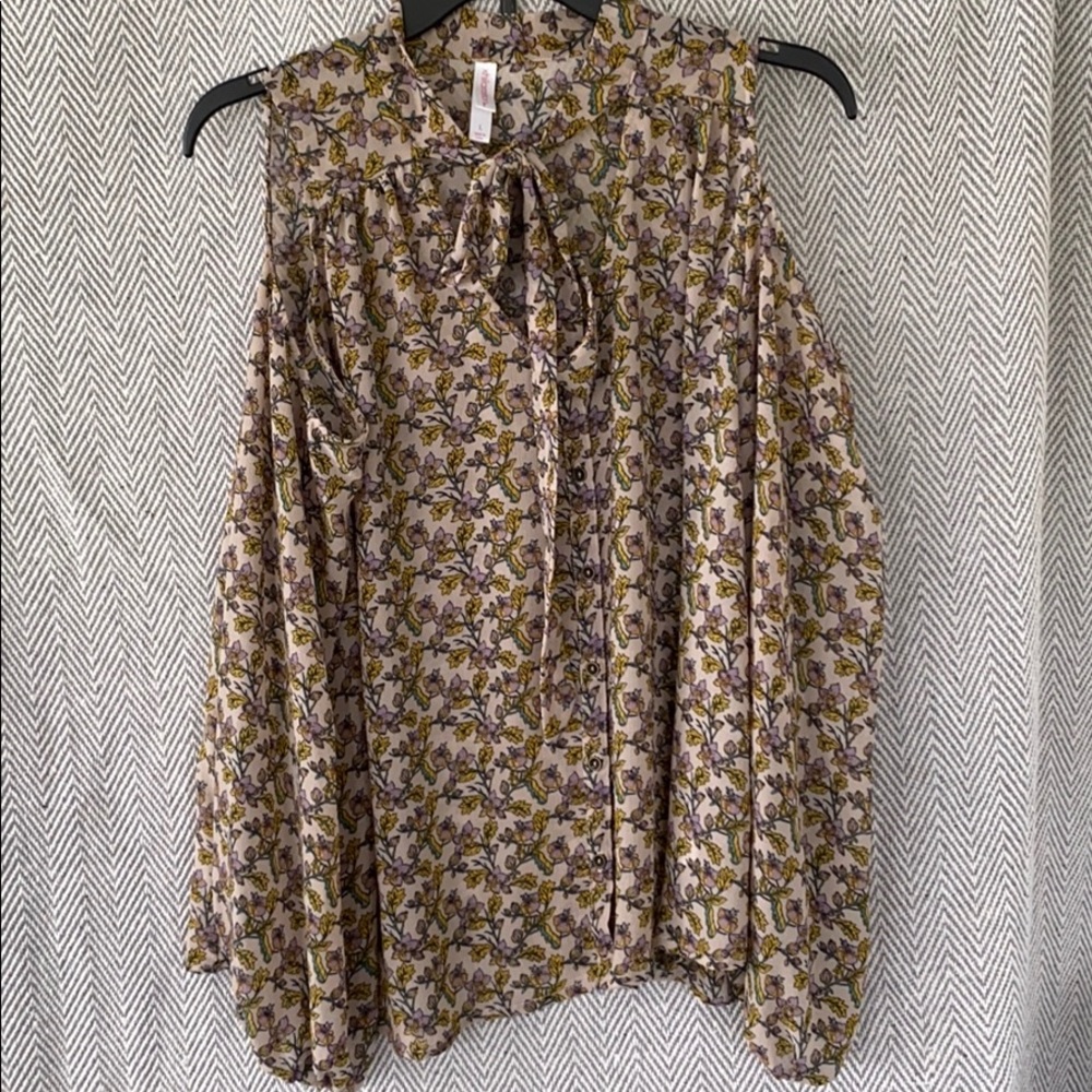 Cute top with shoulders cut out.